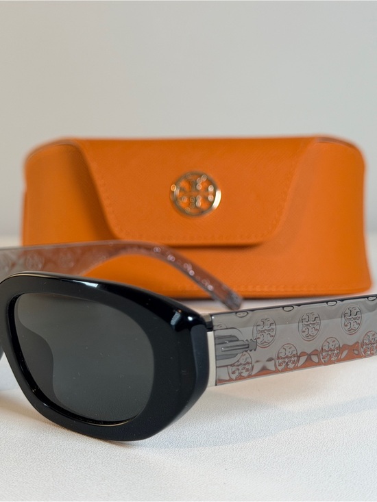 Tory Burch-New  black rectangle, sunglasses logo, temples, black frame gray logo main image 4